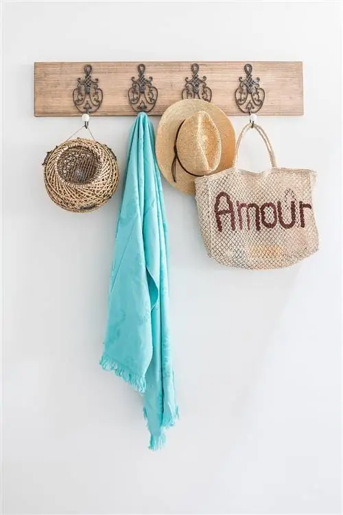 деревянная вешалка в прихожую