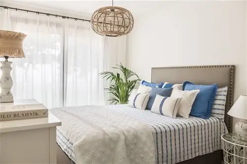 спальня в серо-голубых тонах с использованием натуральных волокон