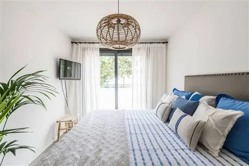 спальня в серо-голубых тонах с использованием натуральных волокон