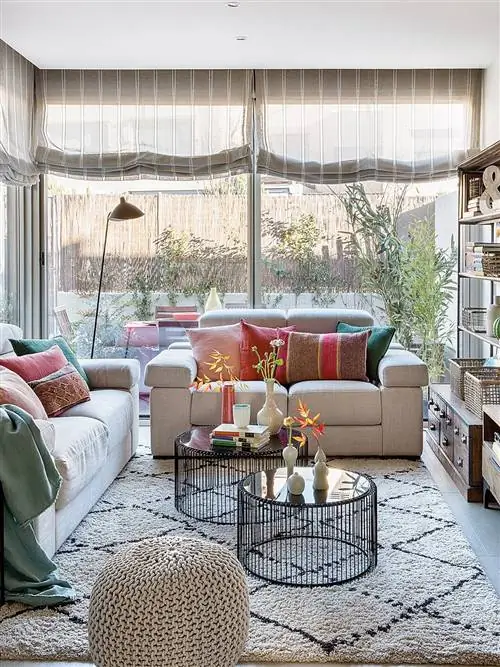 Гостиная, Комната, Мебель, Дизайн интерьера, Дом, Недвижимость, Журнальный столик, Стол, Занавес, Дом,