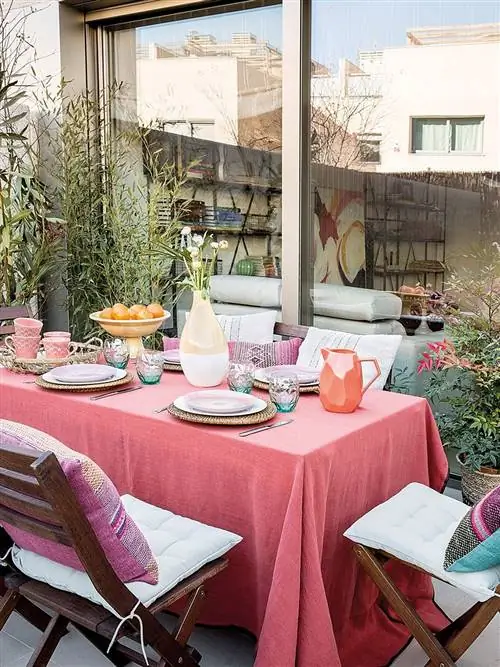 Розовый, Скатерть, Мебель, Недвижимость, Стол, Комната, Дизайн интерьера, Главная, Дом, Постельное белье,