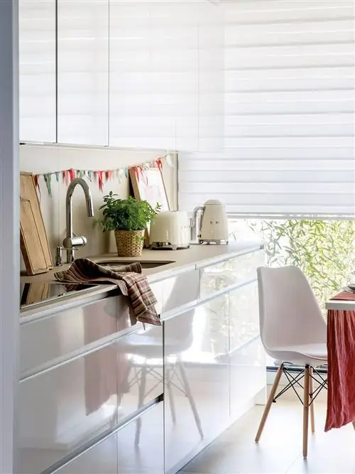 Мебель, Белый, Комната, Дизайн интерьера, Имущество, Занавес, Стол, Этаж, Дом, Стена,