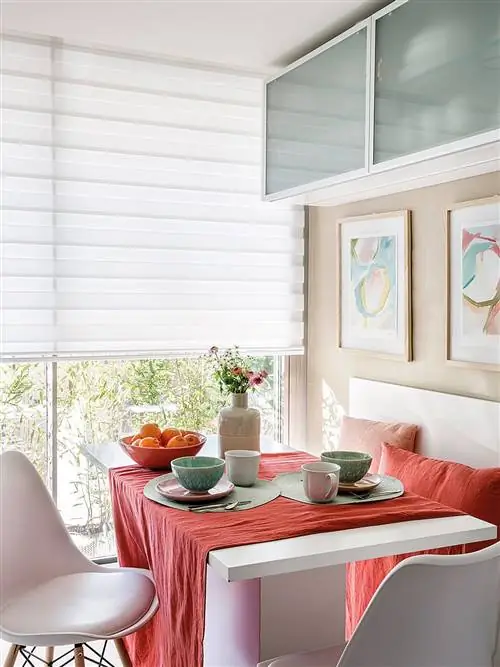 Комната, Дизайн интерьера, Мебель, Занавес, Бирюза, Недвижимость, Розовый, Оконное покрытие, Стол, Гостиная,