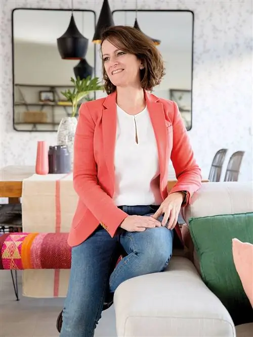 Одежда, Верхняя одежда, Розовый, Салон красоты, Сидя, Нога, Джинсы, Пиджак, Мода, Плечо,