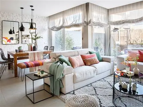 Гостиная, Мебель, Комната, Дизайн интерьера, Недвижимость, Диван, Журнальный столик, Дом, Стена, Стол,