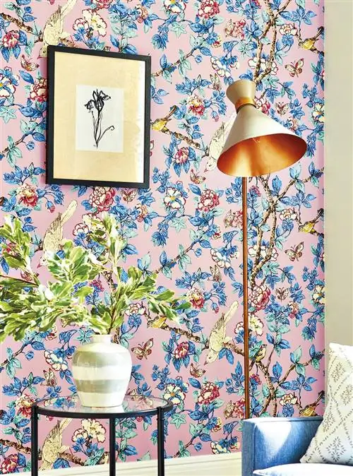 гостиная с цветочными обоями