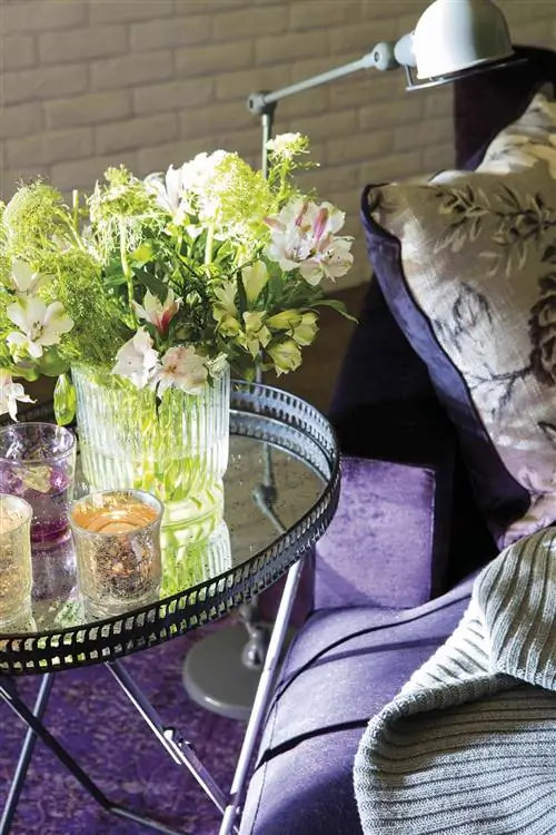 гостиная украшена цветами