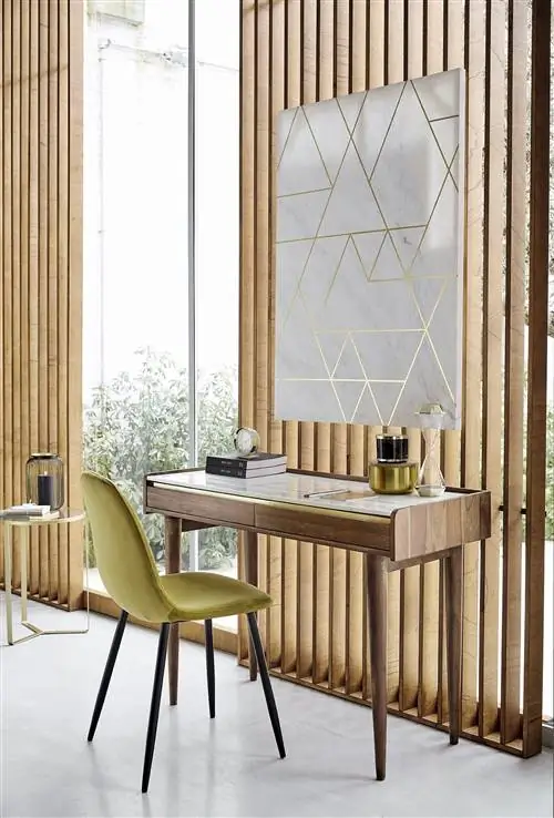 зеленый стул с бархатной обивкой