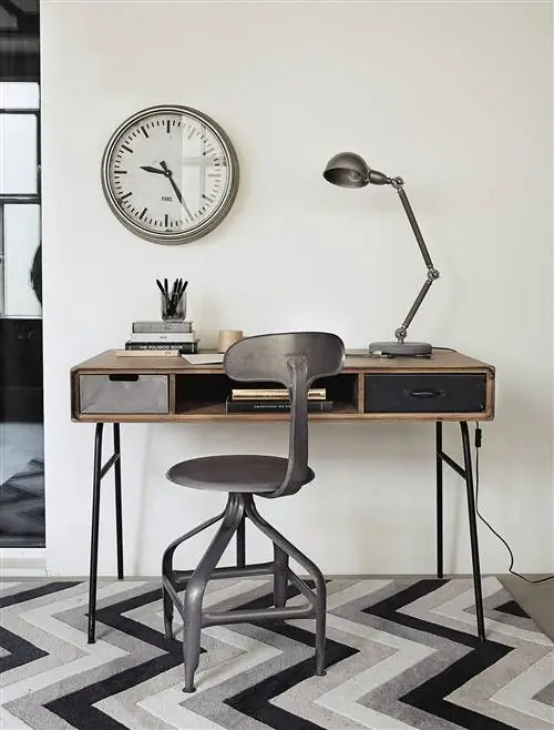 письменный стол и стул в фабричном стиле