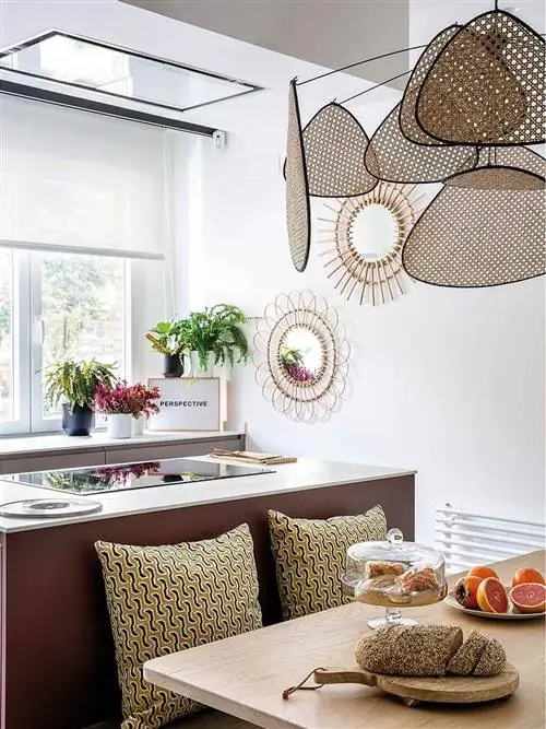 пирожковая тарелка и стол