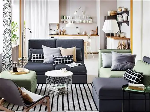 Небольшая гостиная с открытой кухней и столовой