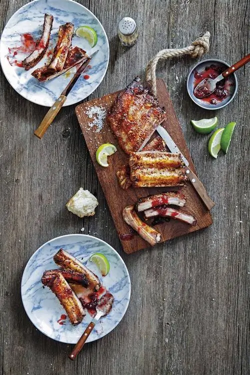 Свиные ребрышки с черничным джемом