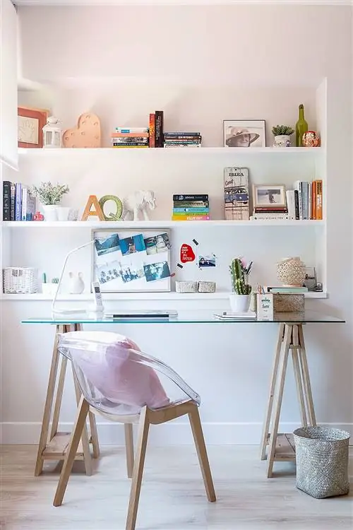 стол из стекла и дерева