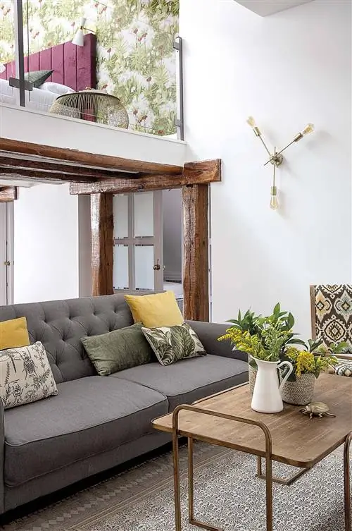 Двухуровневый пентхаус в Мадриде: гостиная с мезонином и деревянными балками