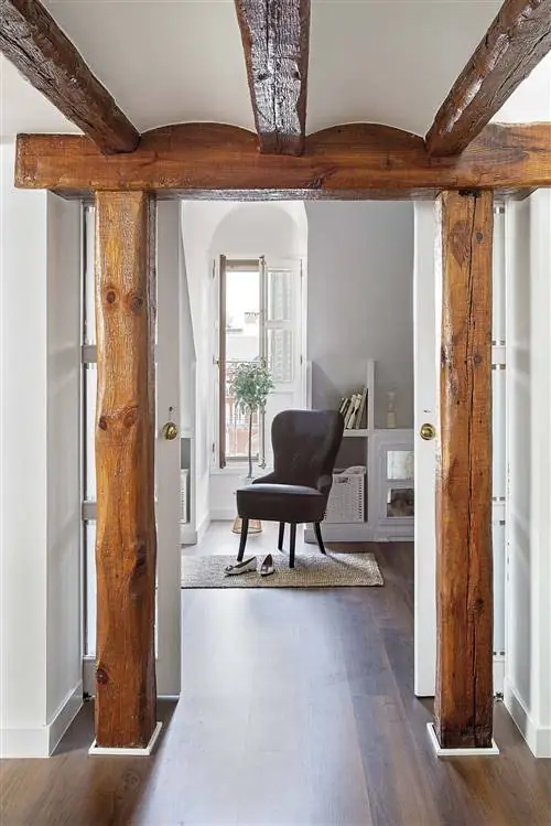 Двухуровневый пентхаус в Мадриде: коридор со сводами и балками