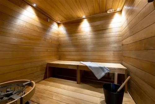 Хижина Glass Resort в снегу