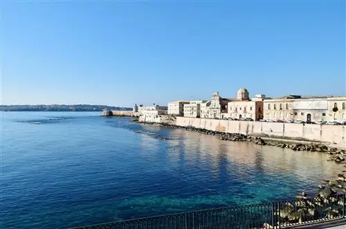 вид на море и Сиракузы с террасы