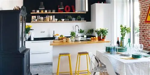 Красивая кухня, объединенная со столовой