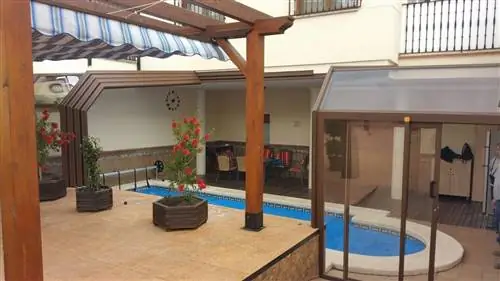 Пристроенная площадка у бассейна