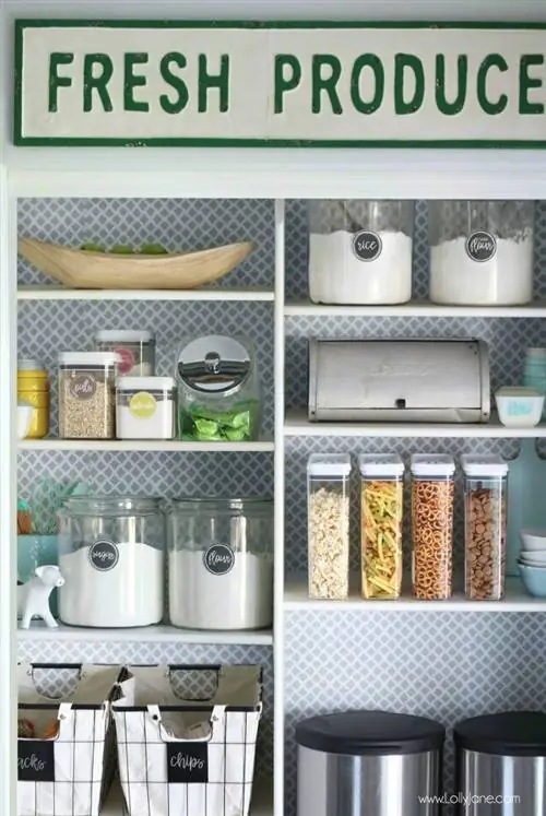 кухня со шкафом, оклеенная обоями