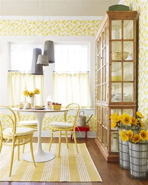 очень светлая кухня-столовая с желтыми обоями