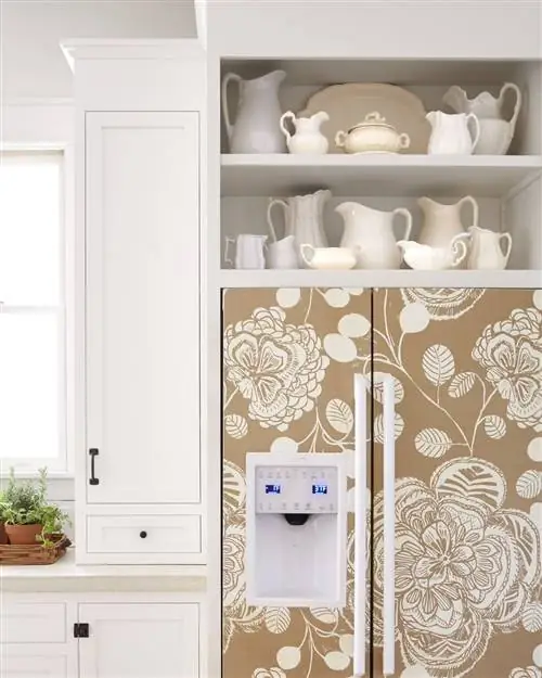 кухня с бумагой в холодильнике