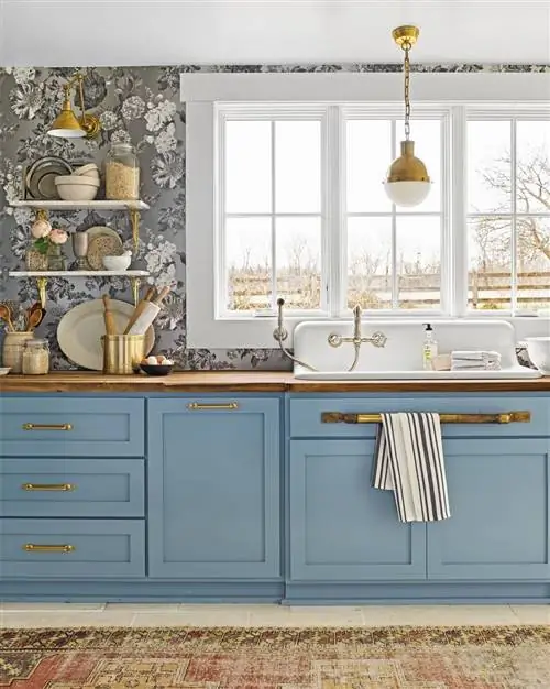 кухня с серыми цветочными обоями