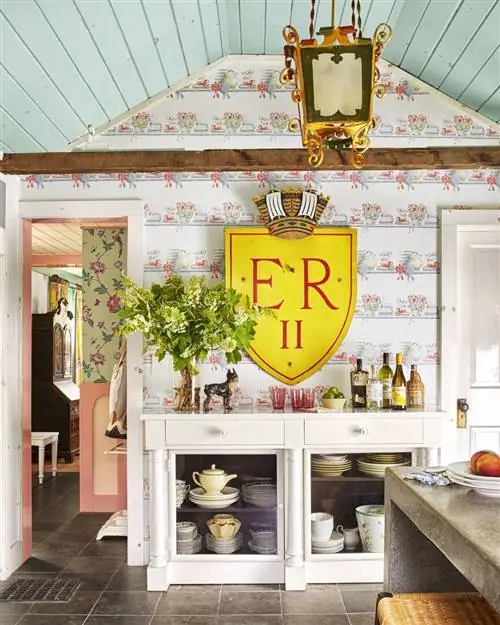 кухня, украшенная винтажными обоями
