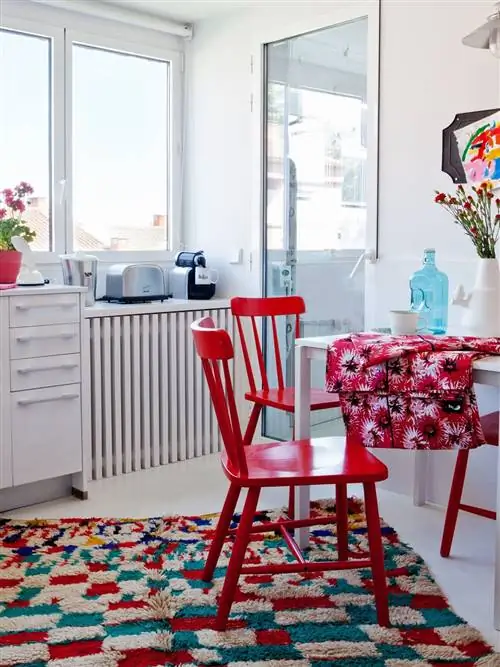 Комната, Мебель, Красный, Дизайн интерьера, Этаж, Недвижимость, Стол, Дом, Стул, Гостиная,