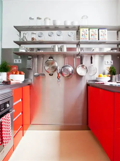 Кухня, столешница, комната, краснодеревщик, мебель, полка, дизайн интерьера, крупная бытовая техника, кухонная плита, плитка,