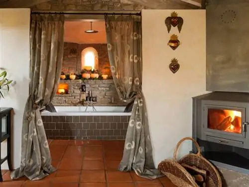 Hotel Barosse: ванная между занавесками