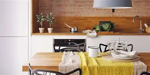 Кухня, переходящая в гостиную с кабинетом