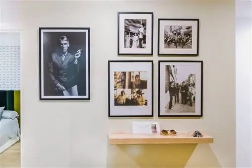 стена, украшенная фотографиями семидесятых годов