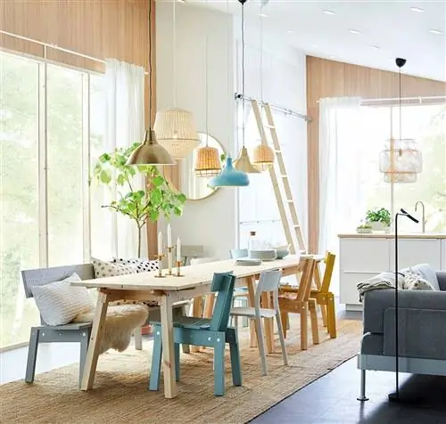 деревянная столовая с разными стульями