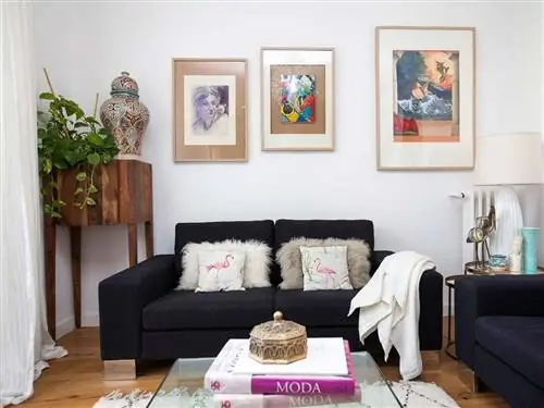 Гостиная, Мебель, Комната, Диван, Дизайн интерьера, Недвижимость, Розовый, Стол, Журнальный столик, Студийный диван,
