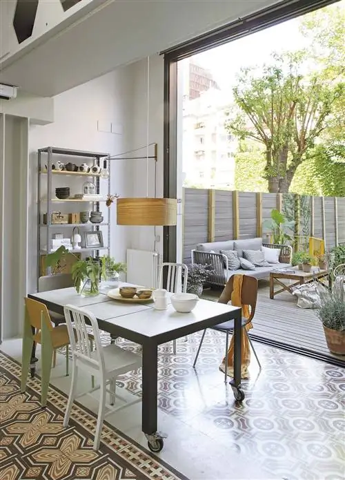 Этаж сада: столовая с выходом на крыльцо