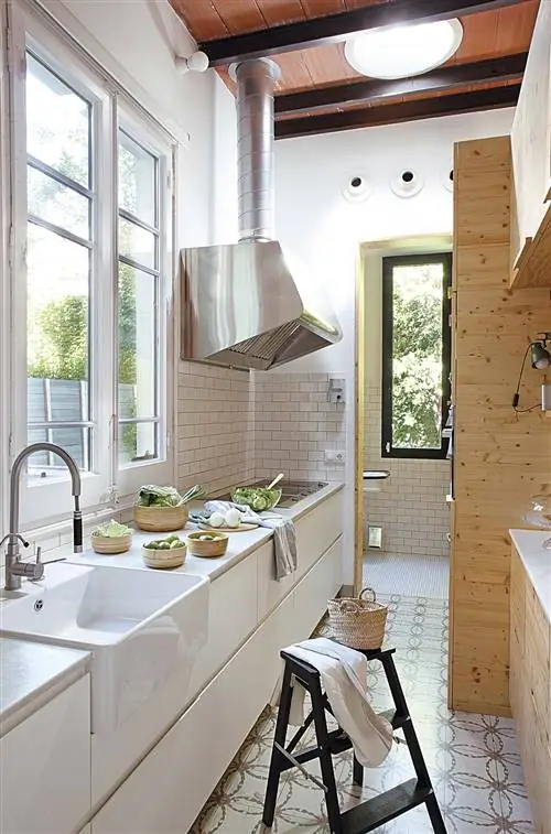 Садовая квартира: кухня в белом цвете и дереве