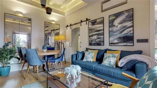 столовая с современным оформлением в голубых и горчичных тонах