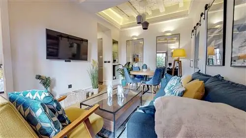 столовая в современном стиле, оформленная в голубых и горчичных тонах