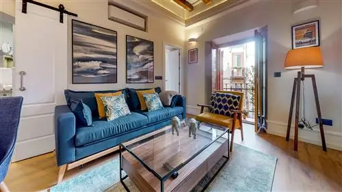 столовая в современном стиле, оформленная в голубых и горчичных тонах