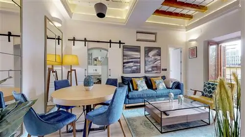 столовая в современном стиле, оформленная в голубых и горчичных тонах