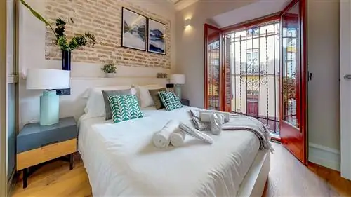 спальня с мелиорированными окнами и кирпичным изголовьем