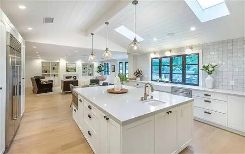 открытая кухня в белом цвете с центральным островом