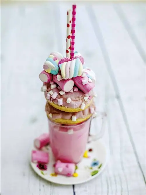 клубничный молочный коктейль и зефирное мороженое