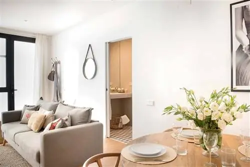 белая окрашенная дверь