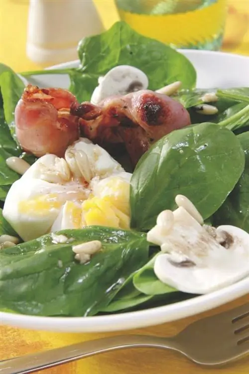 салат из шпината с беконом и грибами