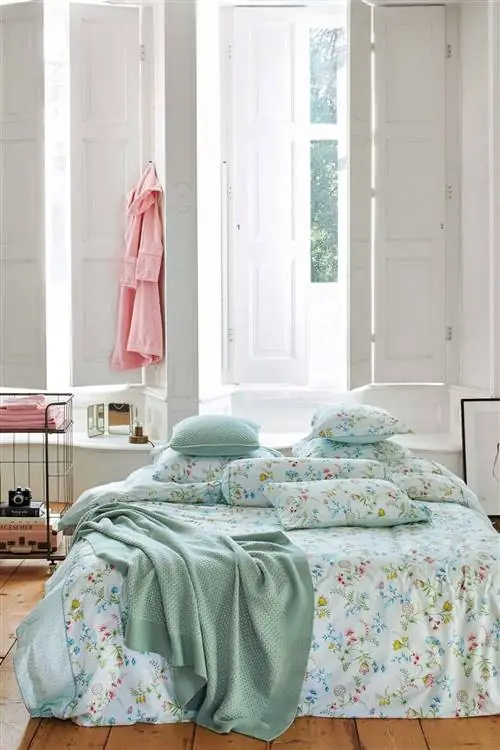 СПАЛЬНЯ: Светлая с цветочным постельным бельем