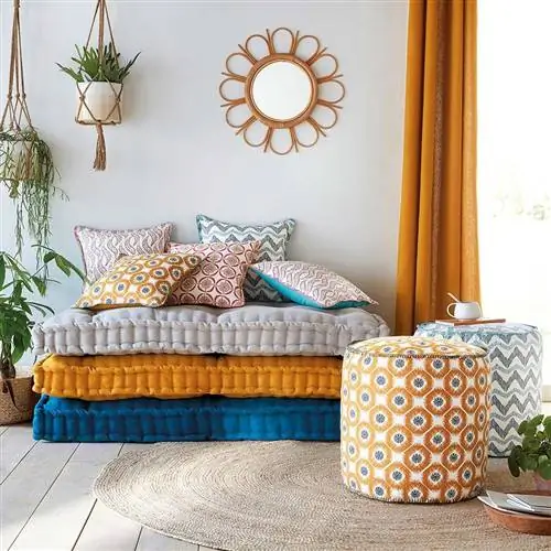 Уголок отдыха с матрасами и пуфами