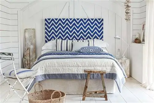 спальня со свежим бело-голубым текстилем