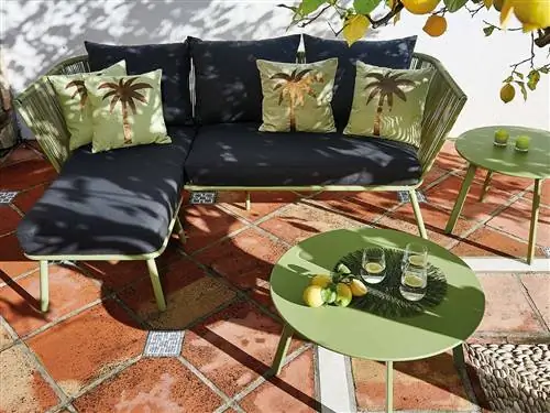 Зона отдыха на веранде: шезлонг